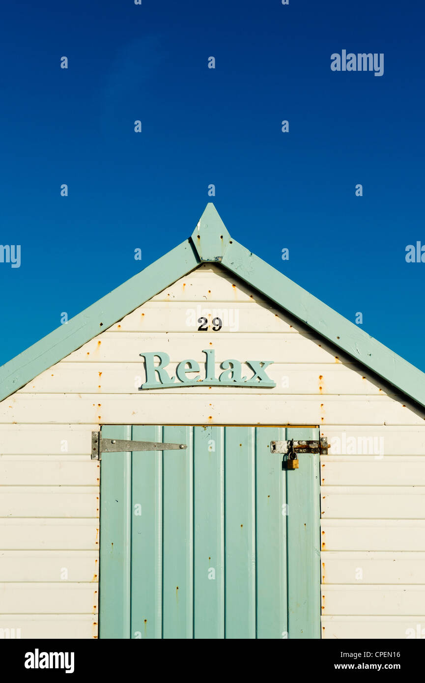 Cabane de plage colorés sur fond de ciel bleu. Plage de Goodrington, Paignton, Devon, Angleterre Banque D'Images