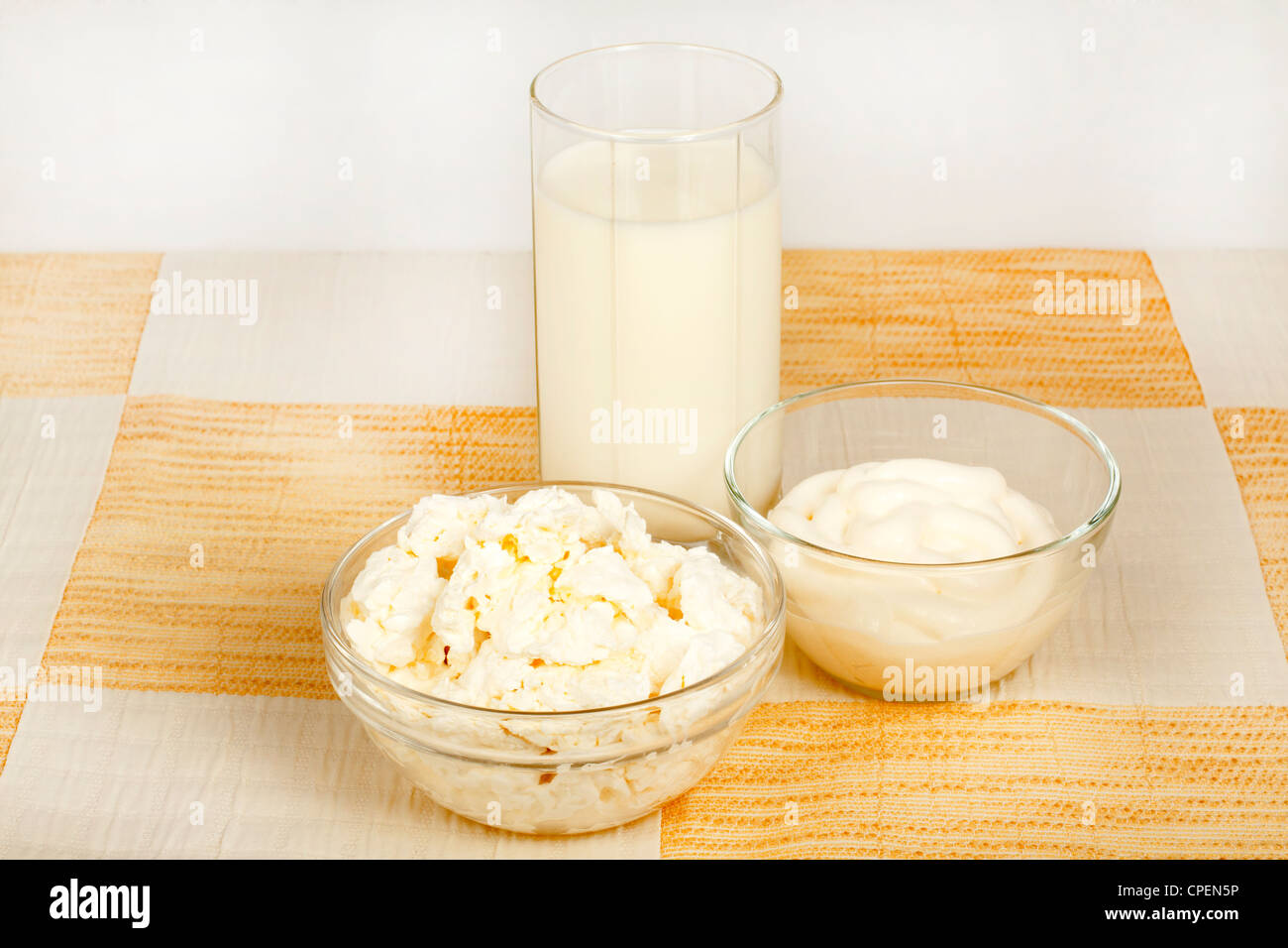 Produits laitiers dans des contenants en verre sur la table Banque D'Images