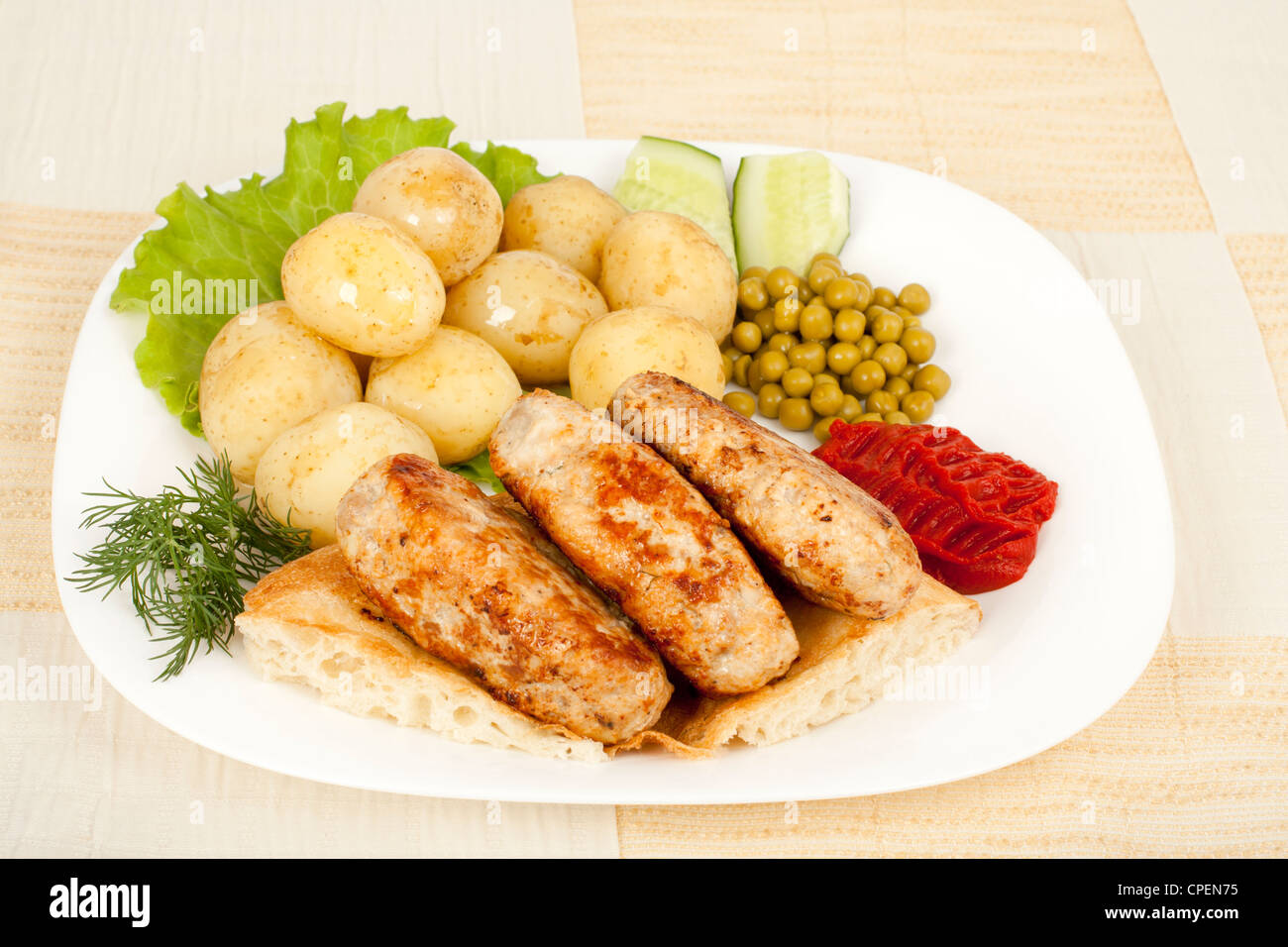 Kebab pita grillé sur avec des pommes de terre à la précoce Banque D'Images