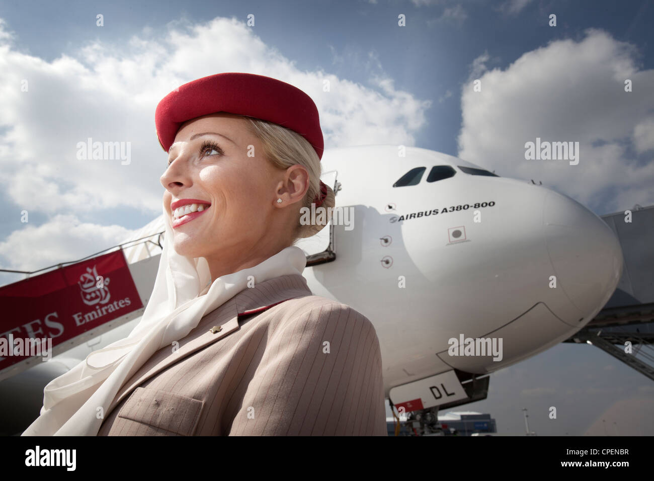 Emirates Airline airhostess à l'aéroport de Manchester avec un Airbus A380 24,99 $ Banque D'Images