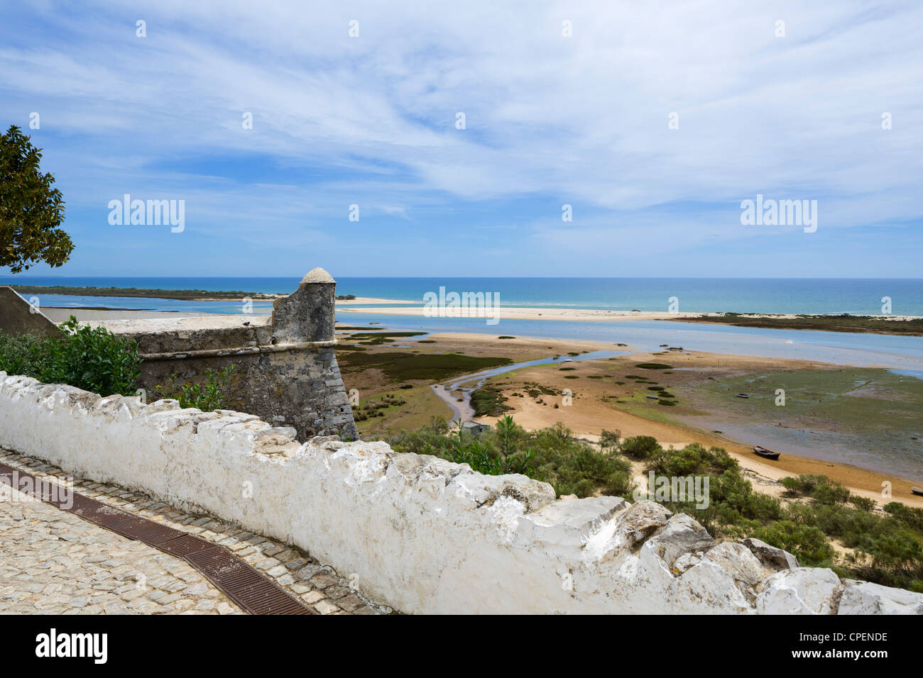 Vue de l'église dans le village de Cacela Velha près de Tavira, Algarve, Portugal l'Est Banque D'Images