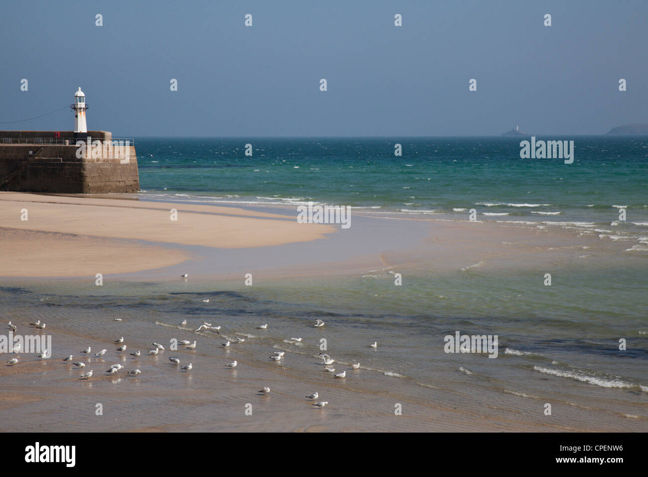 Vue sur la mer depuis le port, St Ives, Cornwall, England, UK. Mouettes sur la plage. Banque D'Images