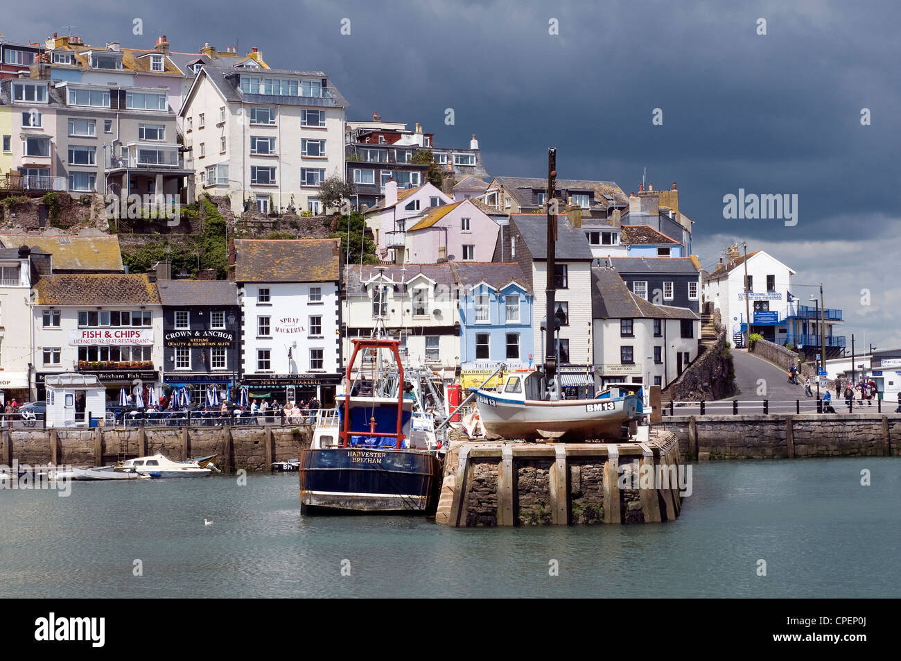 Brixham Devon,Port,à la mer,storm brewing,Brixham ville et port avec nuages noirs,storm brewing,Harvester trawler Banque D'Images