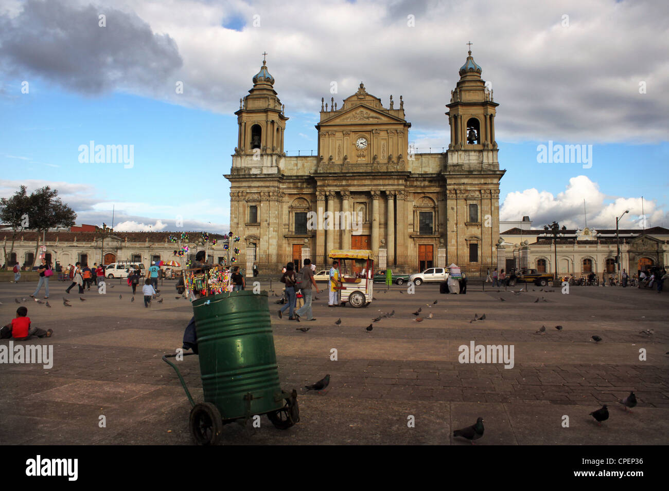 Cathédrale et place principale de la ville de Guatemala, Guatemala. Ciel bleu avec des nuages. En fin d'après-midi. Banque D'Images