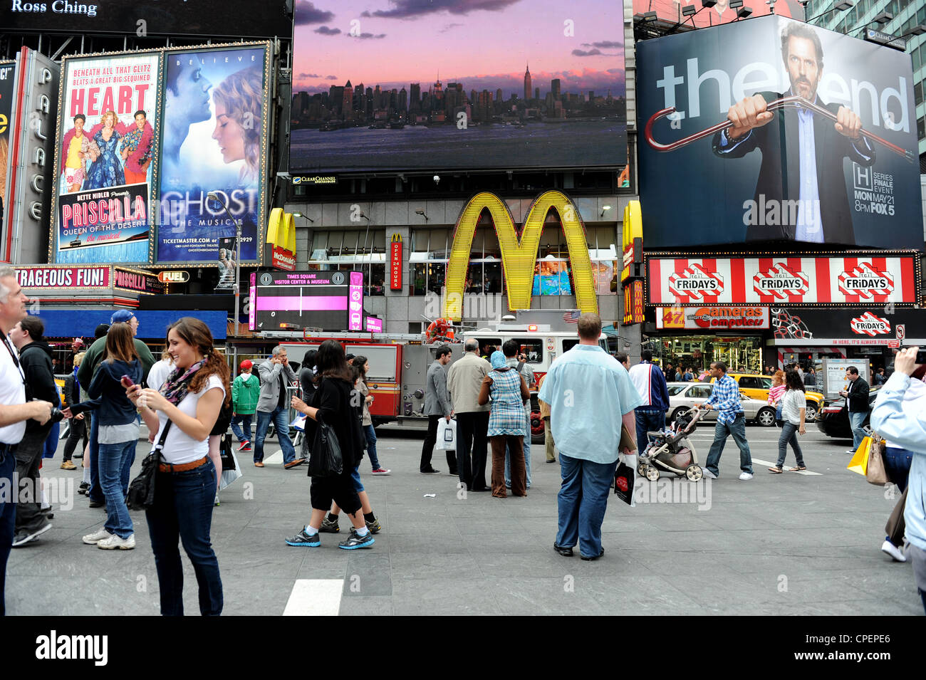 Les touristes à Times Square, New York Banque D'Images
