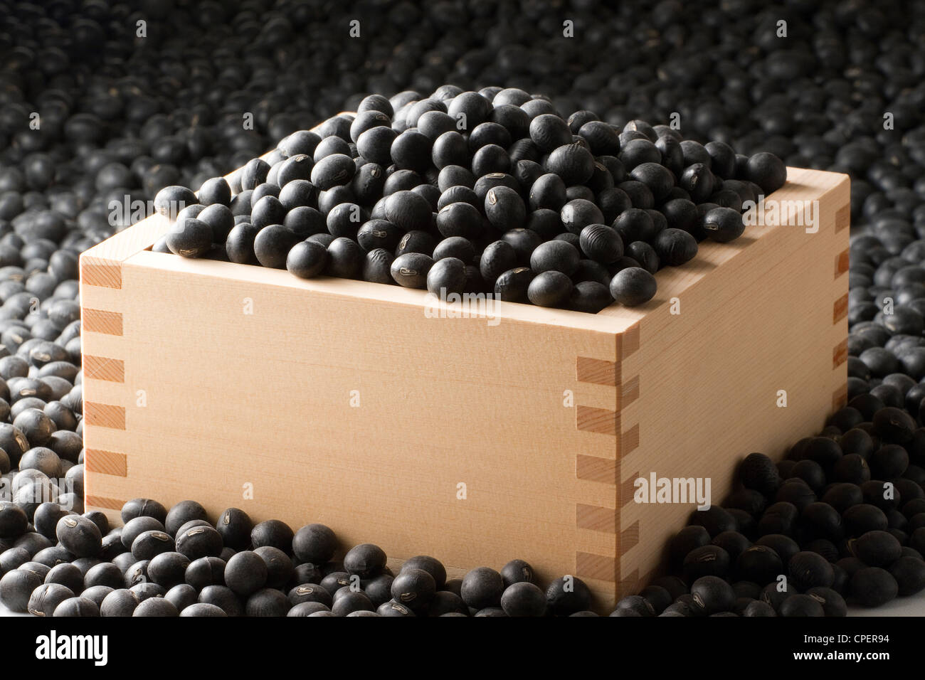 Boîte en bois rempli et entouré par la graine noire Banque D'Images