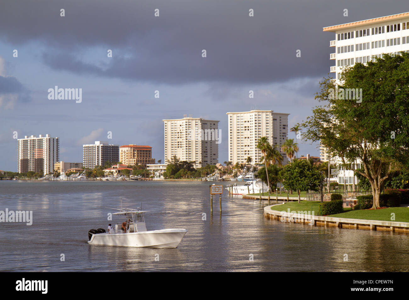 Boca Raton Florida,Palm Beach County,East Camino Real,Lake Palm Beach County,Boca Raton,Spanish River Water,Intracoastal Waterfront condominium buildi Banque D'Images