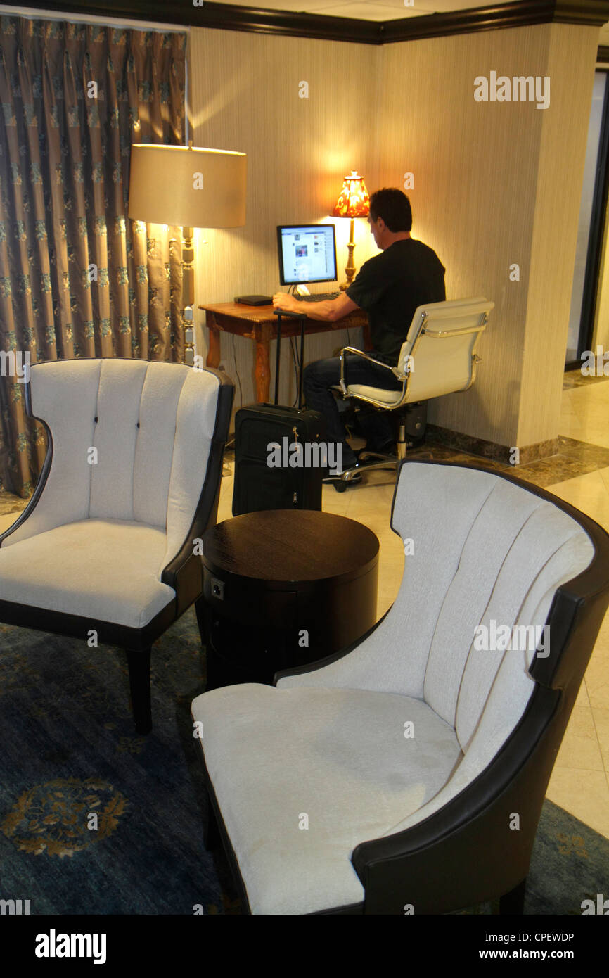 Boca Raton Florida,Palm Beach County,The Bridge,Hotel motels inn motel,hall,chaises,accès Internet,borne informatique,homme homme homme homme homme homme adul Banque D'Images