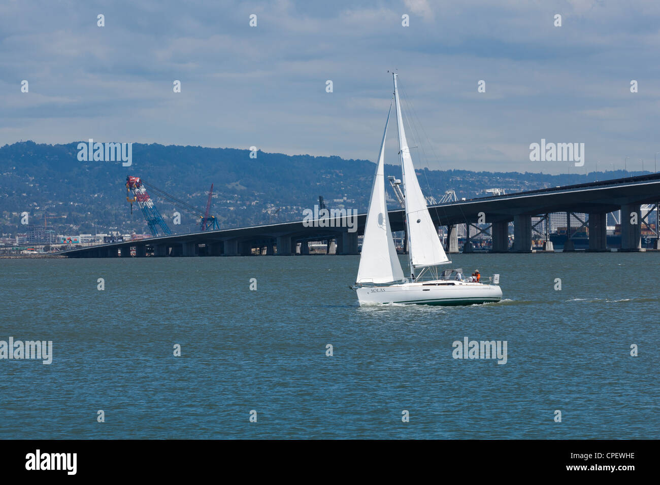 Voilier dans la baie de San Francisco près du Bay Bridge Banque D'Images