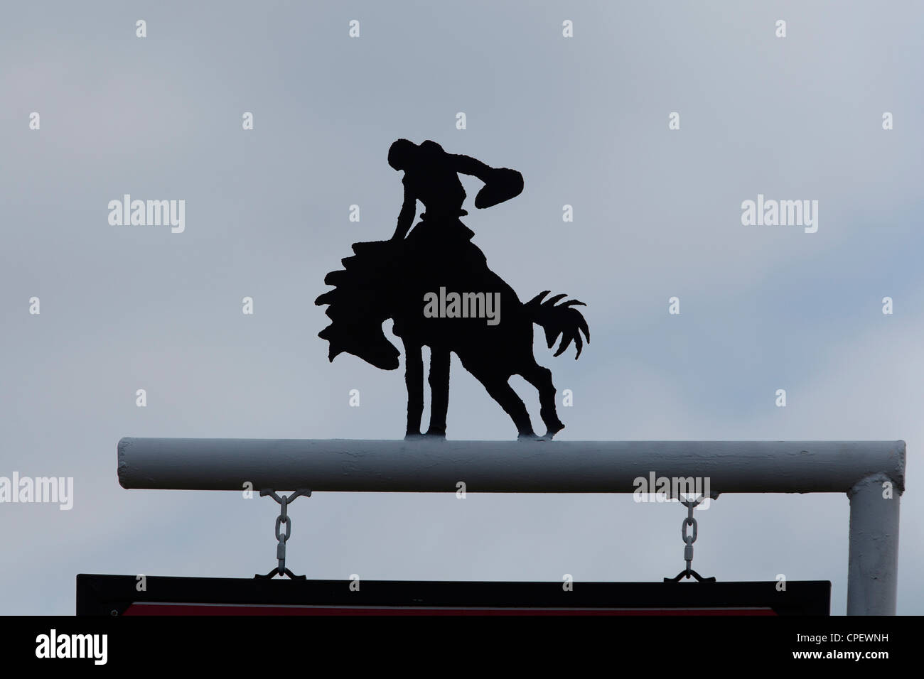 Découpe une silhouette d'un cow-boy à cheval un cheval Banque D'Images