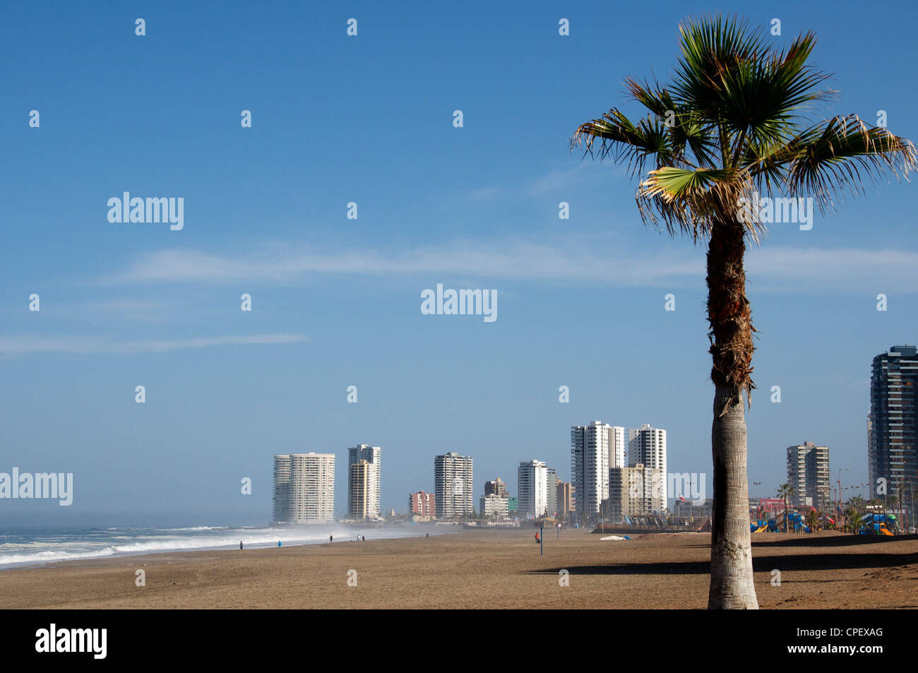 Gratte-ciel et la plage Playa Brava Iquique Chili Banque D'Images