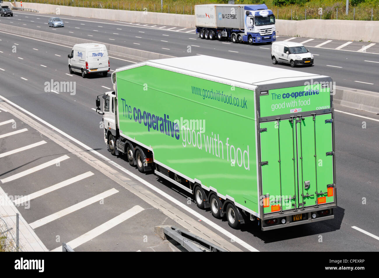 Chaîne d'approvisionnement alimentaire Co op livraison & remorque articulé camion camion poids lourds utilisés pour la distribution de denrées alimentaires aux magasins supermarché coopératif sur l'autoroute britannique Banque D'Images