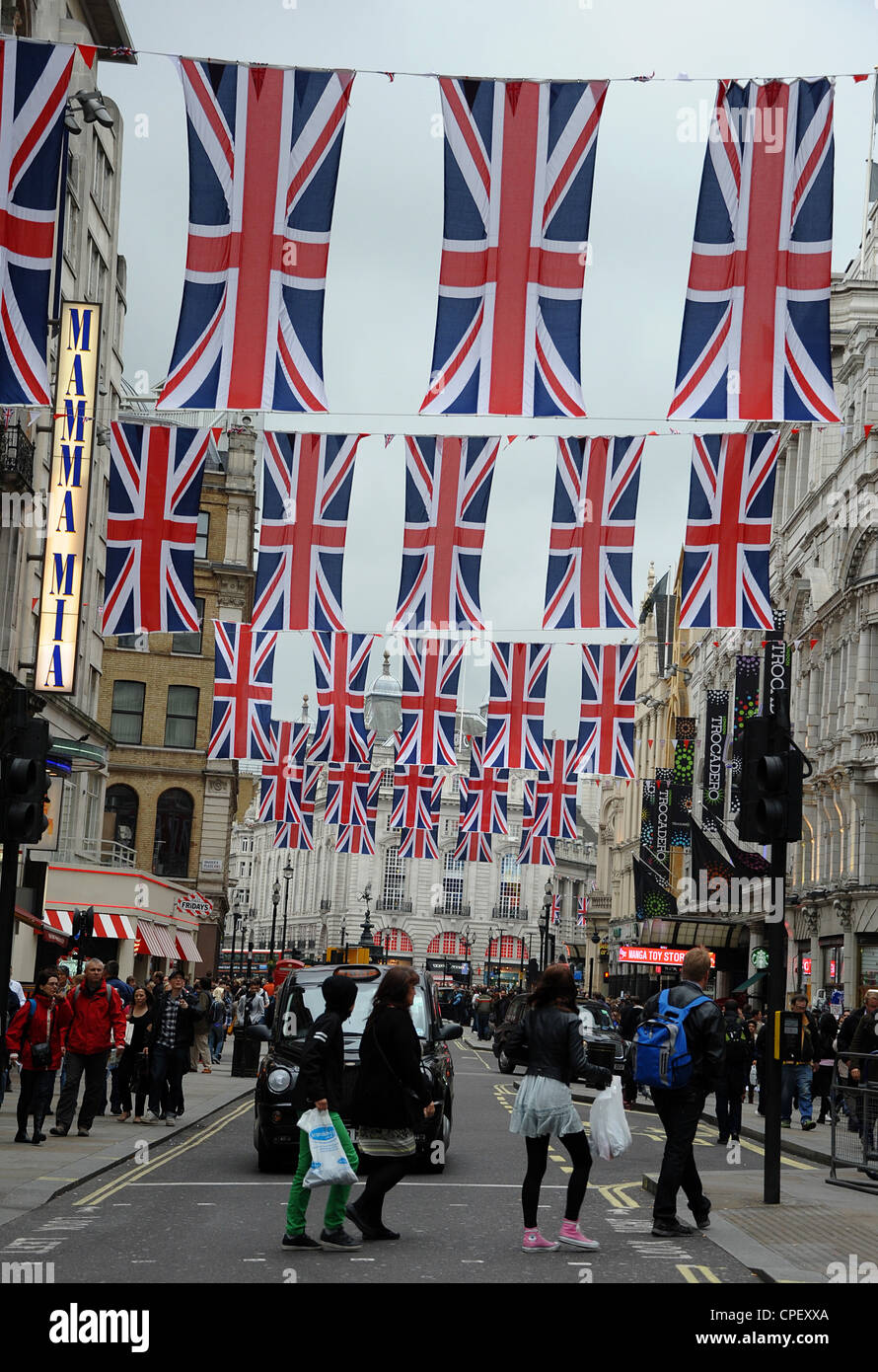 Drapeaux Union Jack sur Coventry Street, Londres Pour célébrer le Jubilé de la Reine. Banque D'Images