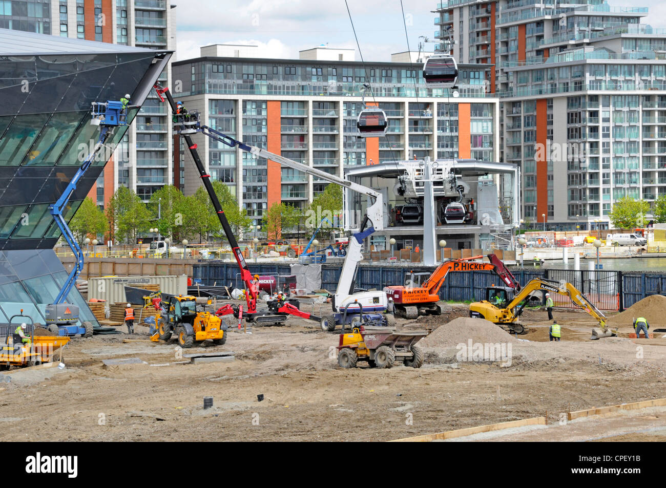 Unis cable car au-dessus de gondoles construction site Siemens nouveau centre des expositions à côté de Royal Docks & North terminal au-delà de l'Est de Londres Angleterre Royaume-uni Banque D'Images