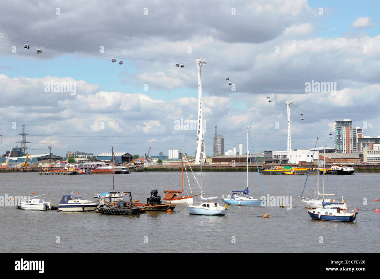 Téléphérique Emirates Air Line avec les gondoles et les câbles au-dessus des pylônes Tamise vue vers Silvertown et les Royal Docks Banque D'Images
