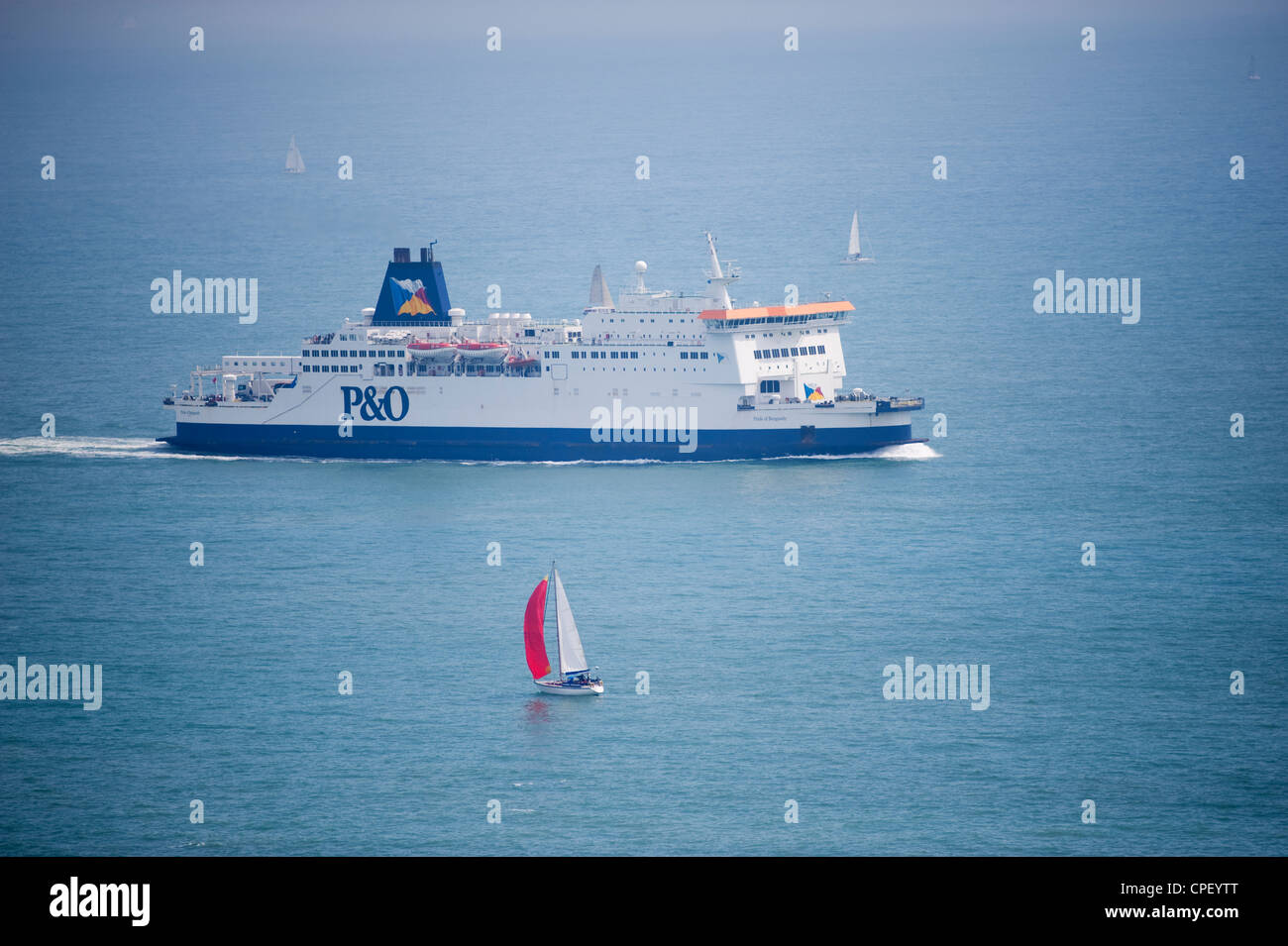 Cross Channel P & O Ferries fierté de Bourgogne dans le détroit de Douvres en Manche passant yachts Banque D'Images