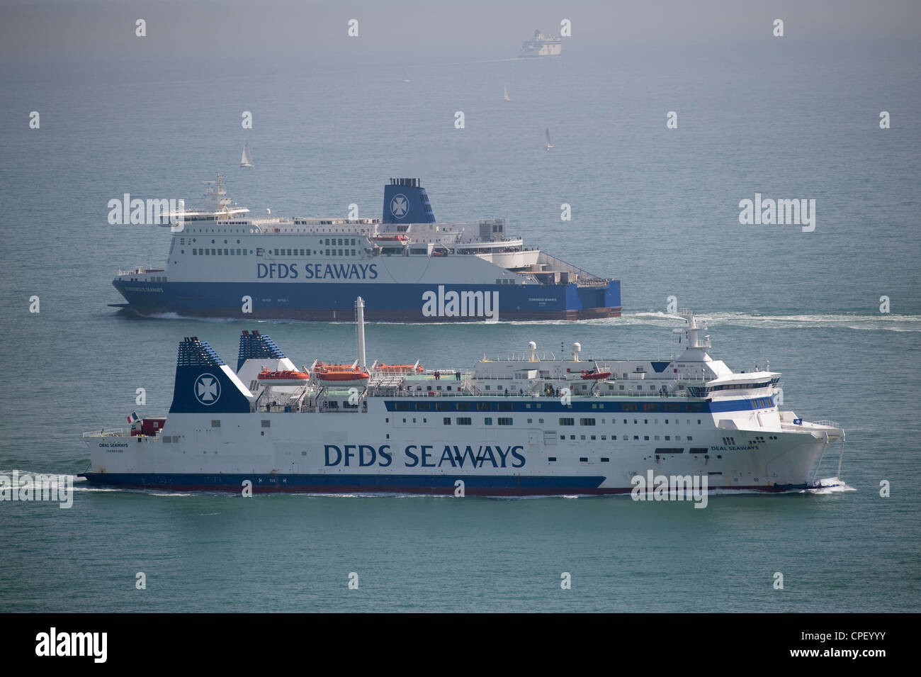 DFDS Seaways ferries traversent la manche en passant dans le détroit de Douvres dans le sud de l'Angleterre Banque D'Images