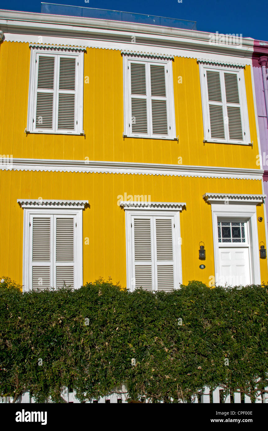 Maison mitoyenne jaune Paseo Atkinson Cerro Concepcion Valparaiso Chili Banque D'Images