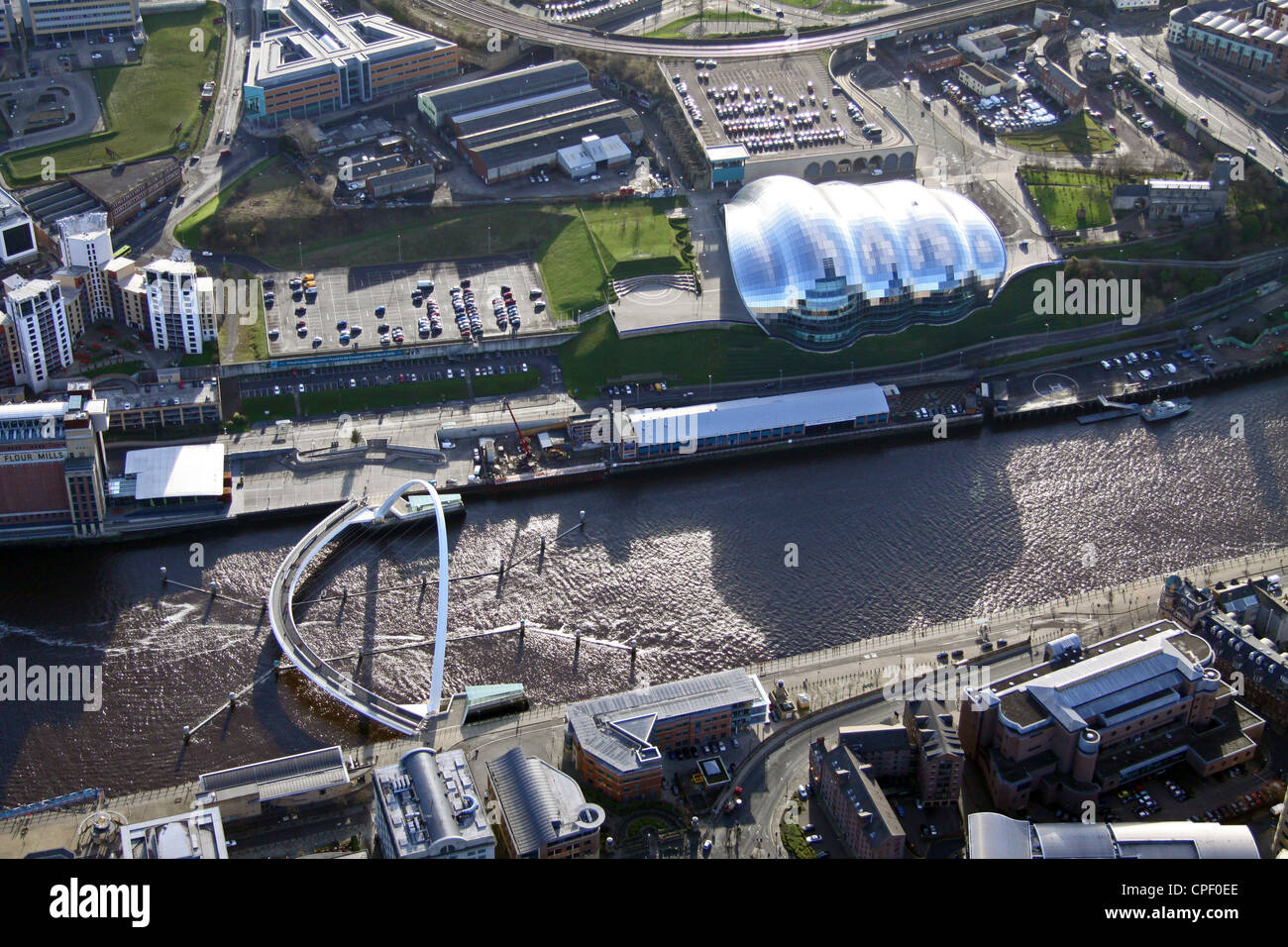 Vue aérienne sur la Tyne, le pont du millénaire de Gateshead et le Sage de Gateshead, Newcastle Banque D'Images