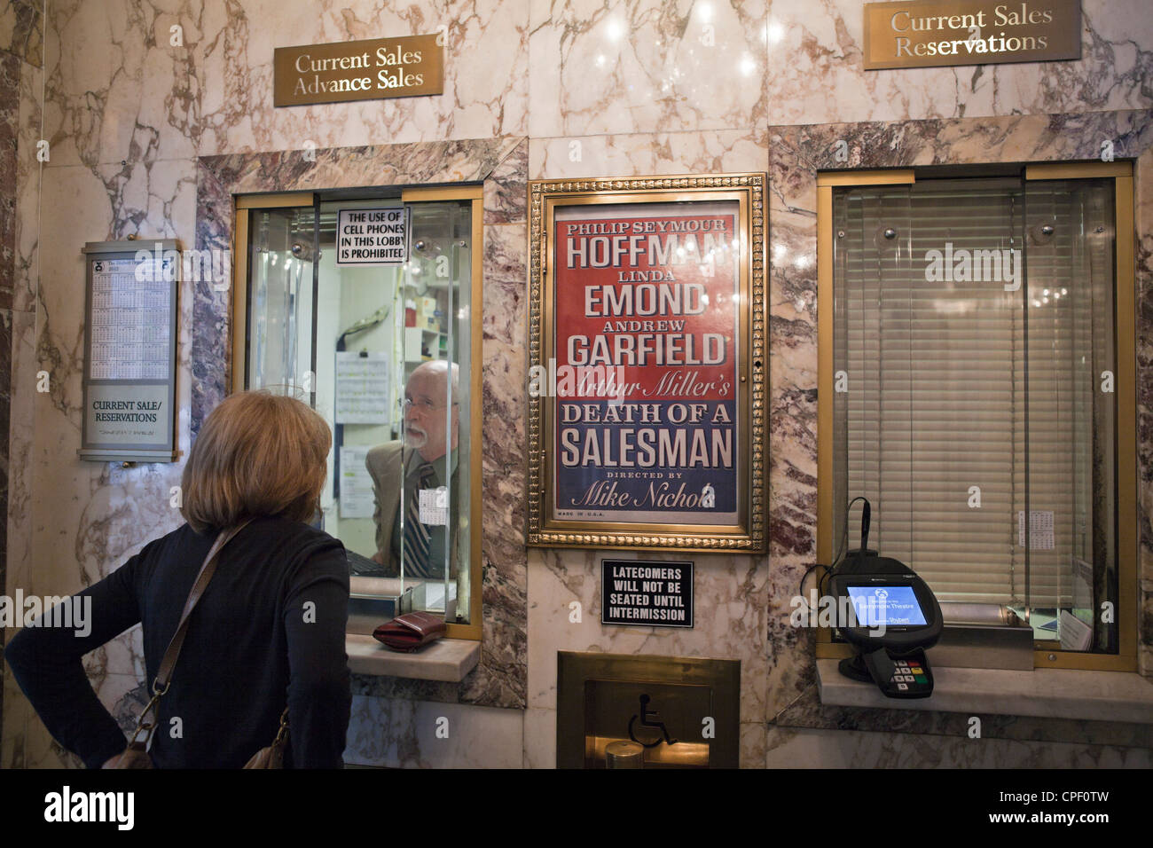 Une femme dans la ville de New York tente d'acheter des billets à la mort d'un vendeur. Banque D'Images
