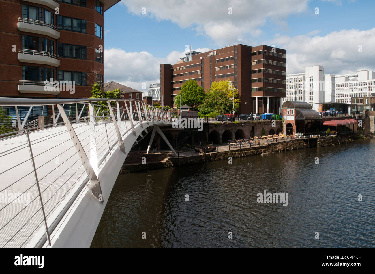 Spinningfields la passerelle sur la rivière Irwell, entre Manchester et Salford, England, UK. Le Mark Addy pub à droite. Banque D'Images