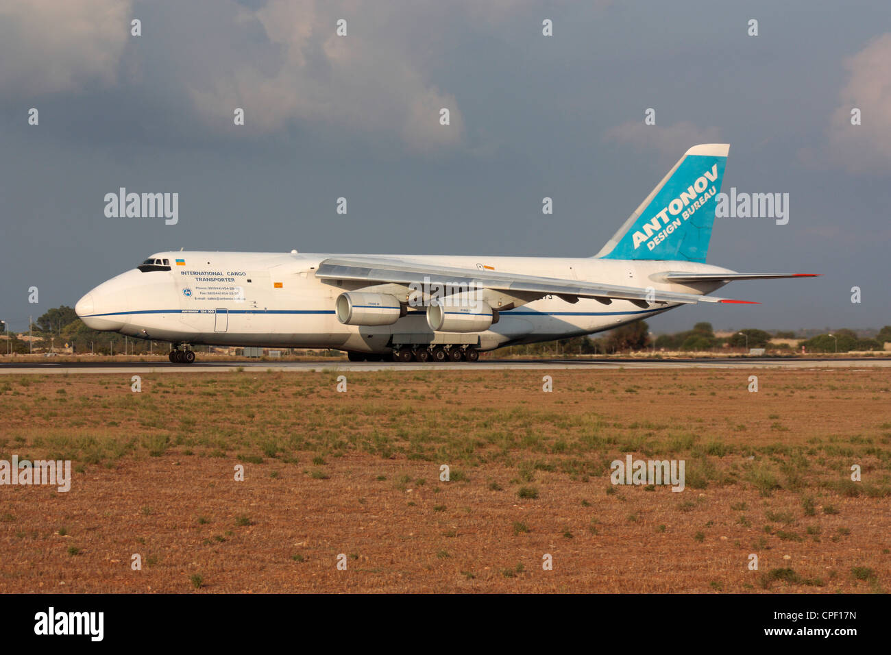 Transport commercial de fret aérien. Antonov Airlines an-124 avion lourd de fret aligné sur la piste prêt pour le départ de Malte Banque D'Images