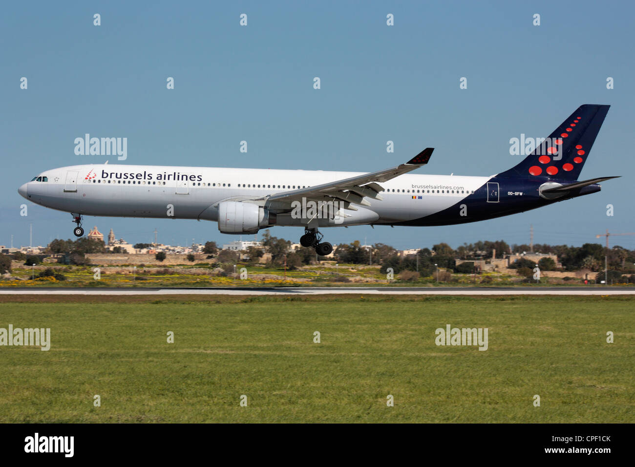 Brussels Airlines Airbus A330-300 arrivant à Malte Banque D'Images