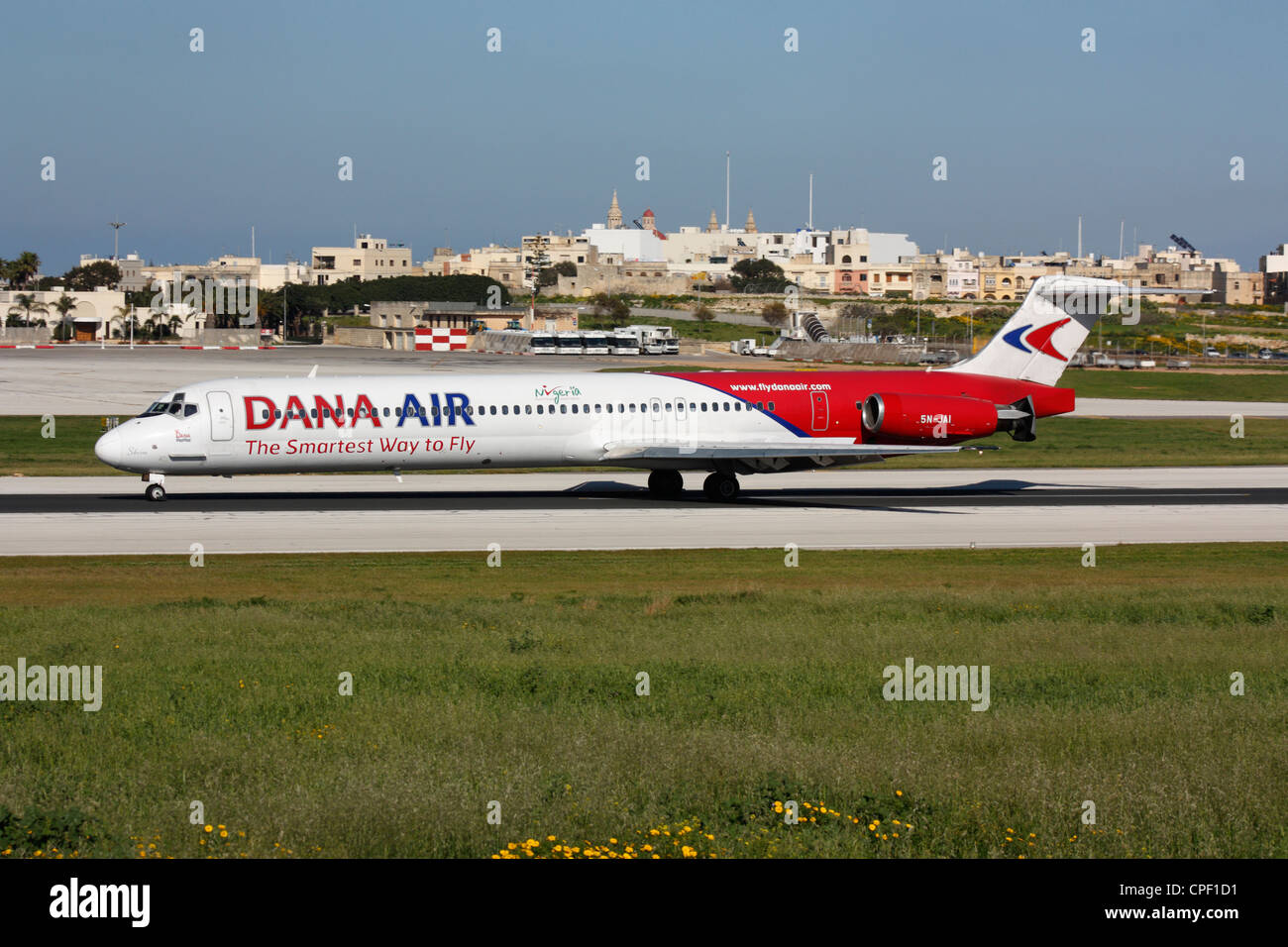 Dana McDonnell Douglas MD-83 de l'air à l'arrivée à Malte sur un vol charter Banque D'Images