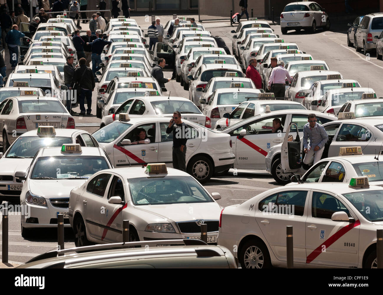 Les taxis queing espagnol pour les clients à la gare d'Atocha, le centre de Madrid, Espagne. Banque D'Images