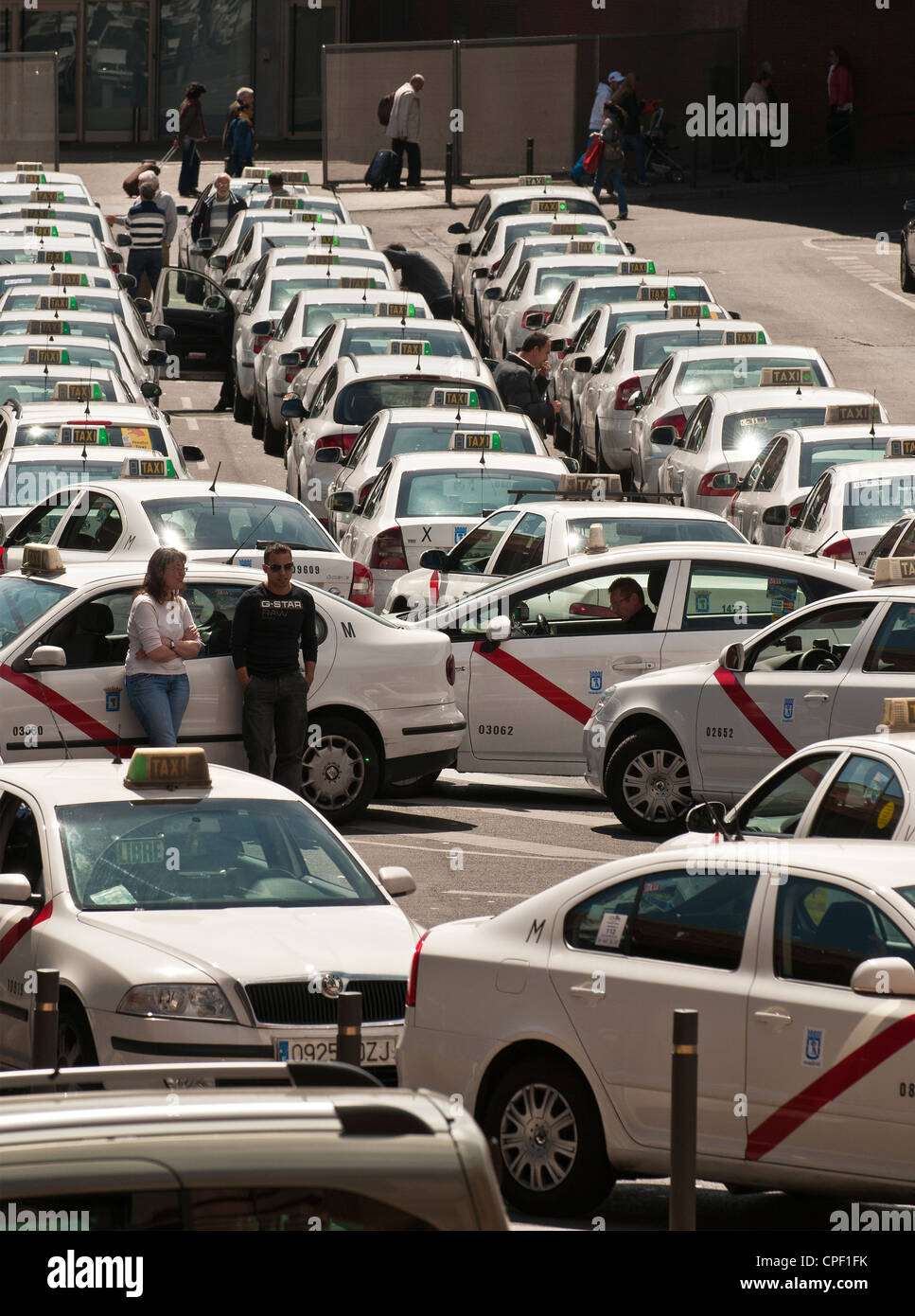 Les taxis queing espagnol pour les clients à la gare d'Atocha, le centre de Madrid, Espagne. Banque D'Images