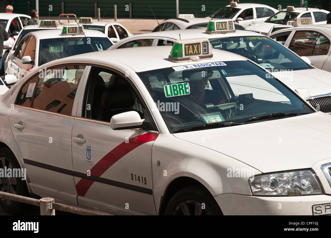 L'Espagnol des taxis qui attendent à la gare d'Atocha, le centre de Madrid, Espagne. Banque D'Images