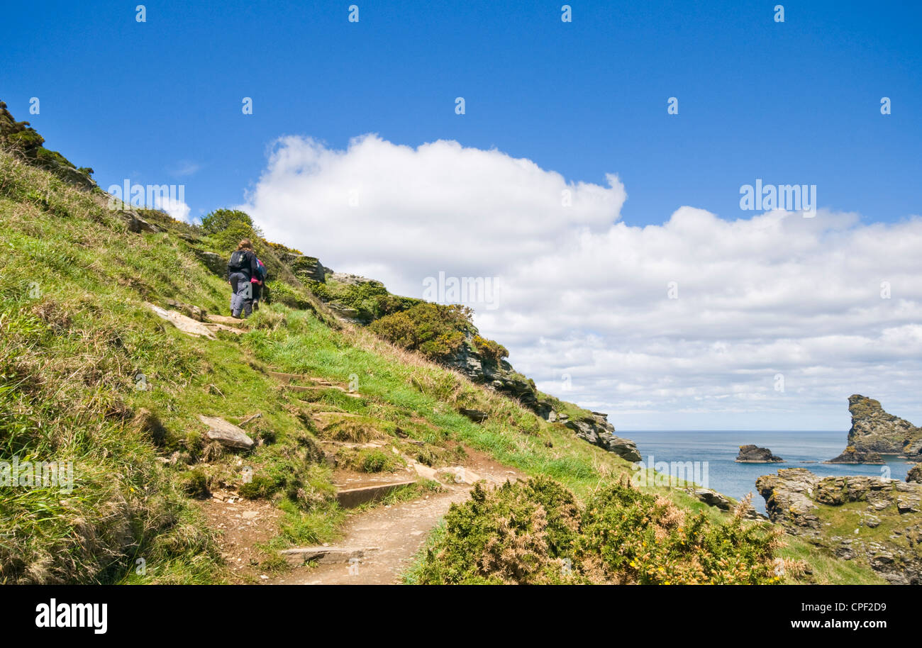 Une famille à marcher le long de la South West Coast Path près de Boscastle en Cornouailles du nord, Angleterre, RU Banque D'Images