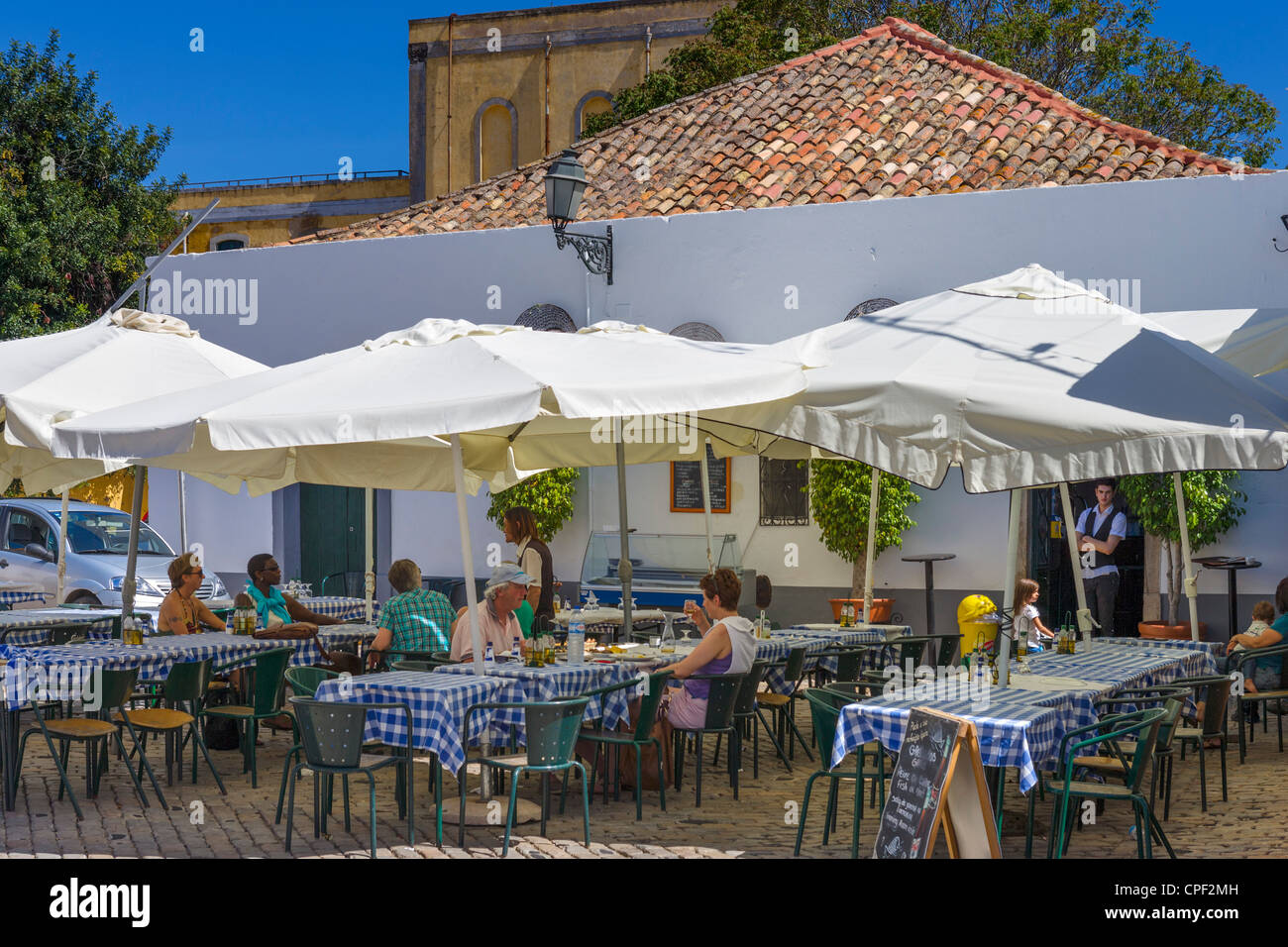 Restaurant dans la vieille ville (Cidade Velha ou Vila Adentro), Faro, Algarve, Portugal Banque D'Images