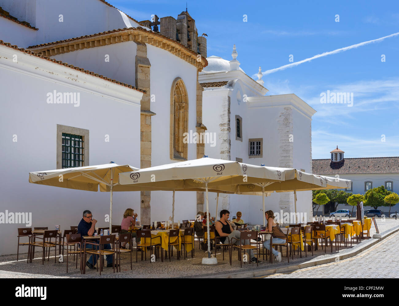 Café à l'extérieur de la Se (cathédrale) dans Largo da Se, Vieille Ville (Cidade Velha ou Vila Adentro), Faro, Algarve, Portugal Banque D'Images