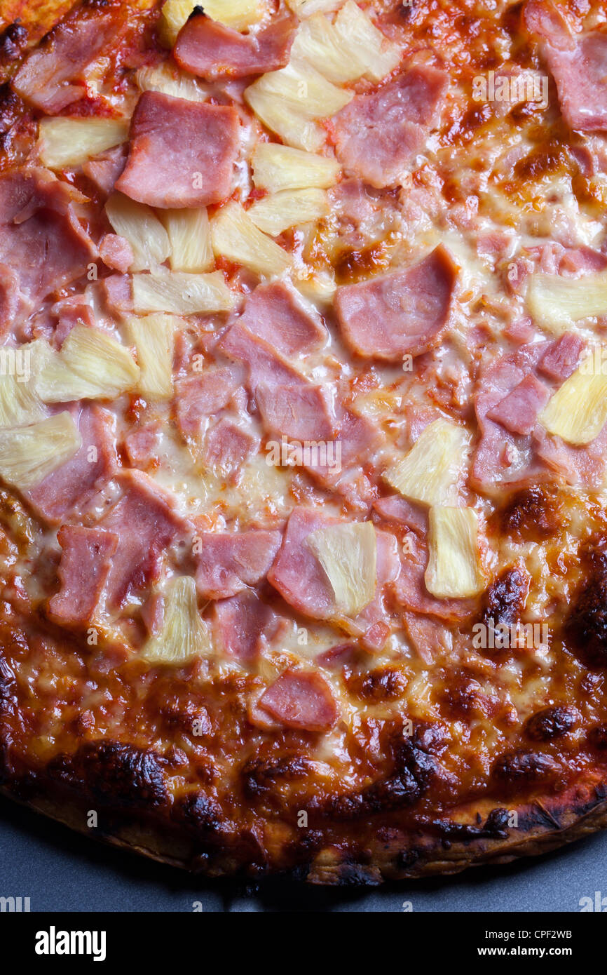 Pizza au jambon cuit et d'Ananas Banque D'Images