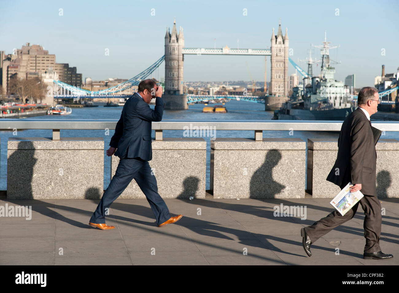 Les travailleurs de la ville de rentrer à travers le pont de Londres, Angleterre, RU Banque D'Images
