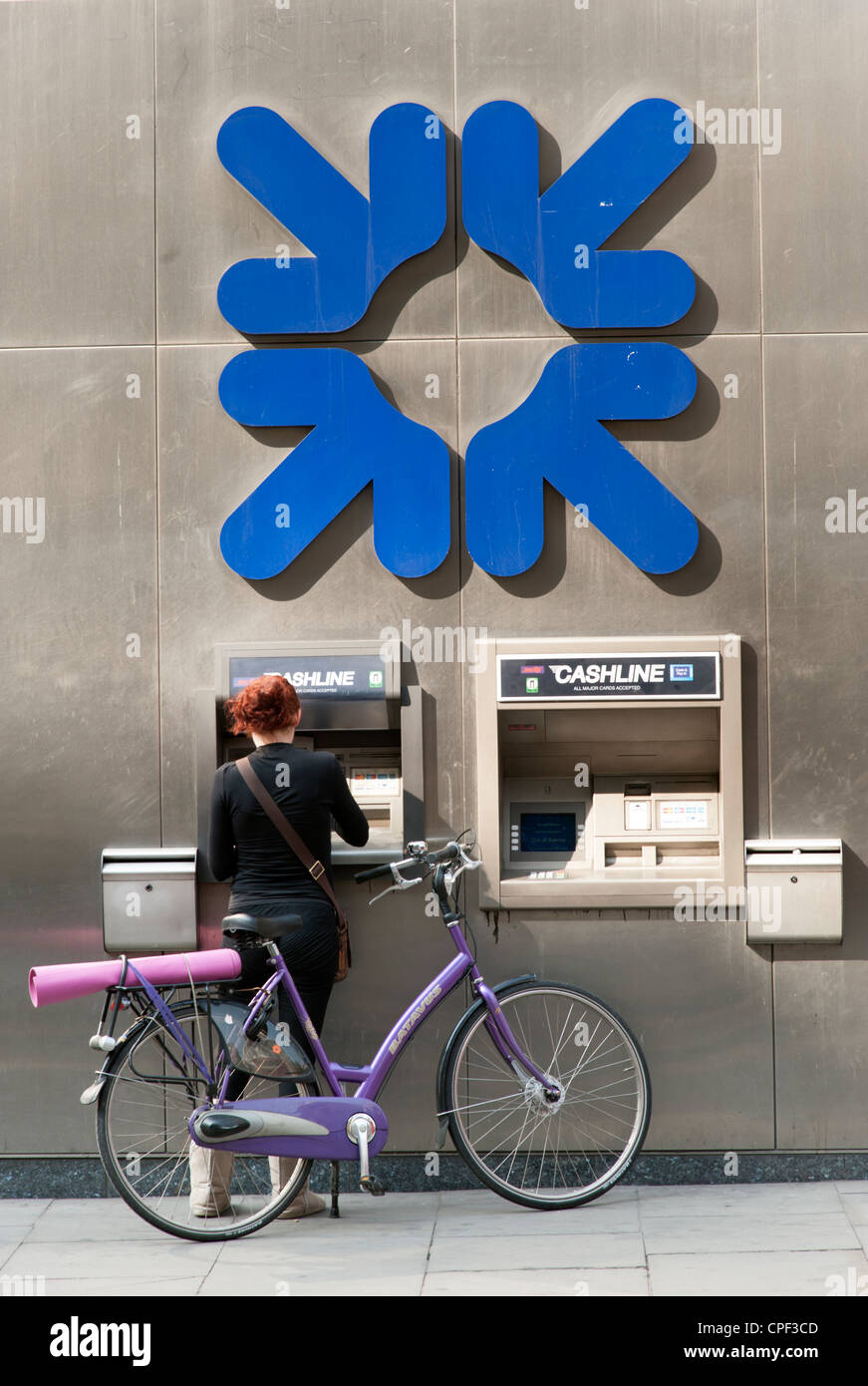Femme à l'aide de Royal Bank of Scotland machine ATM, London, England, UK Banque D'Images