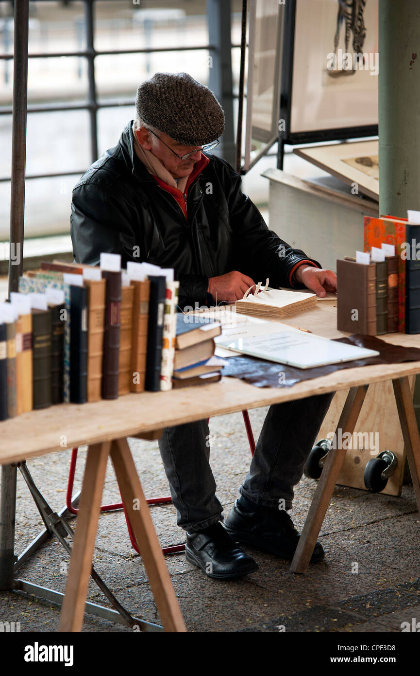 Un homme répare les livres, Berlin Europe Banque D'Images