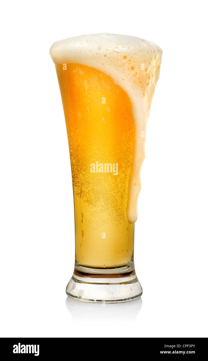 Verre de bière isolé sur un fond blanc. Clipping path Banque D'Images