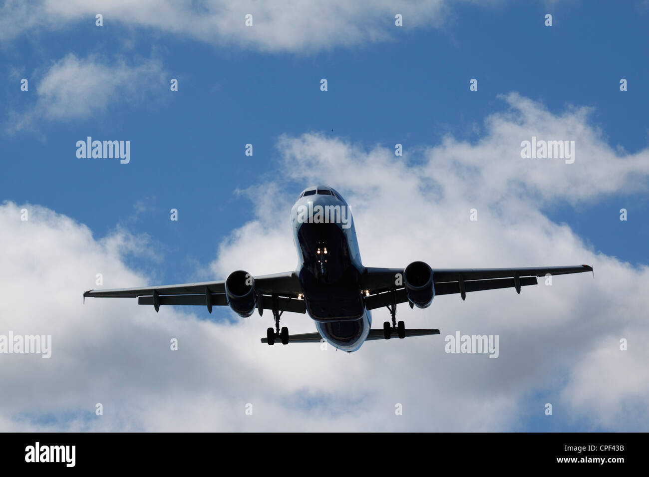 Un Airbus A-320 appartenant à Jet Blue Airlines se prépare à atterrir à l'aéroport international de Logan à Boston, Massachusetts Banque D'Images
