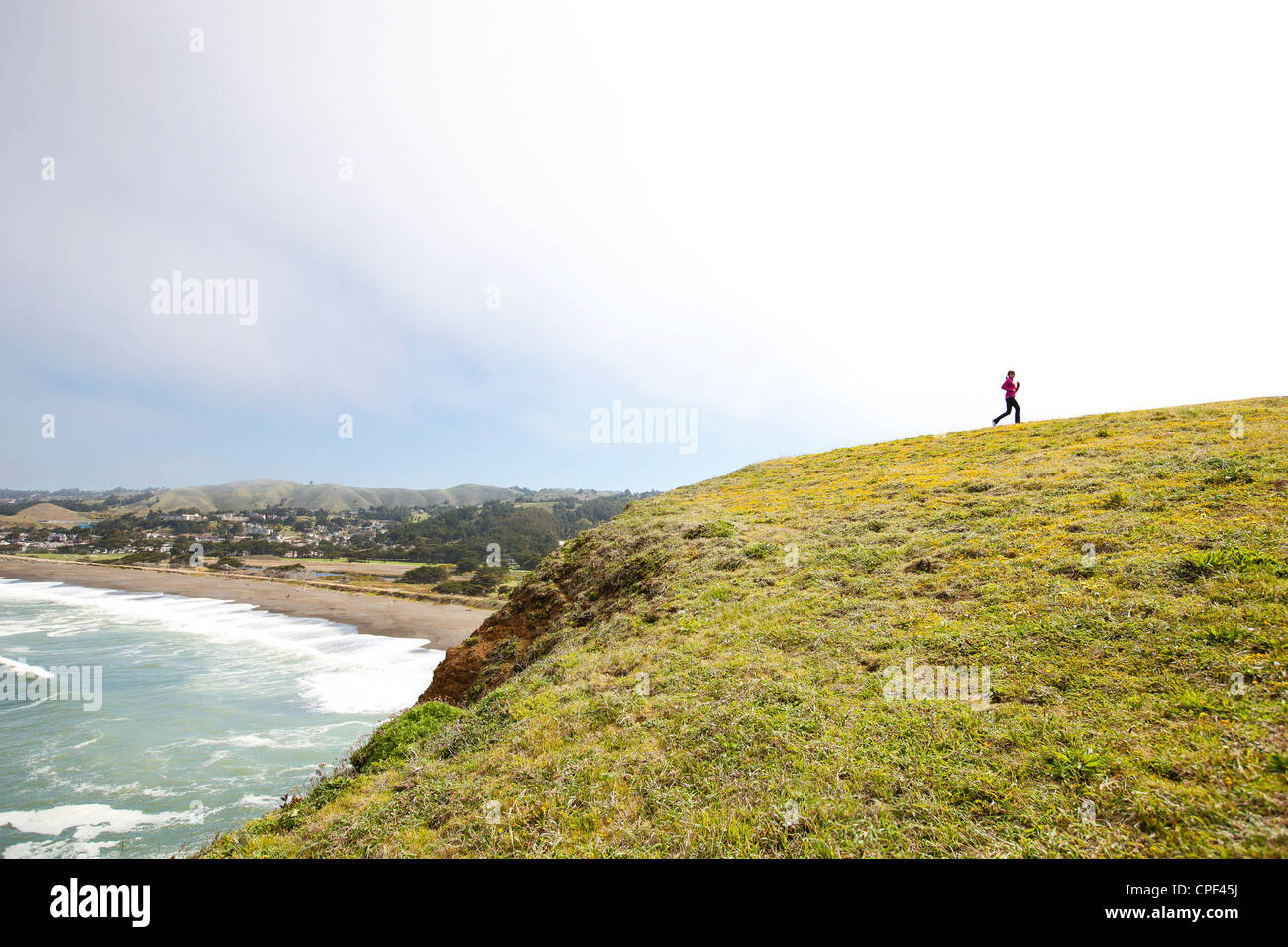 Woman running on hill Banque D'Images