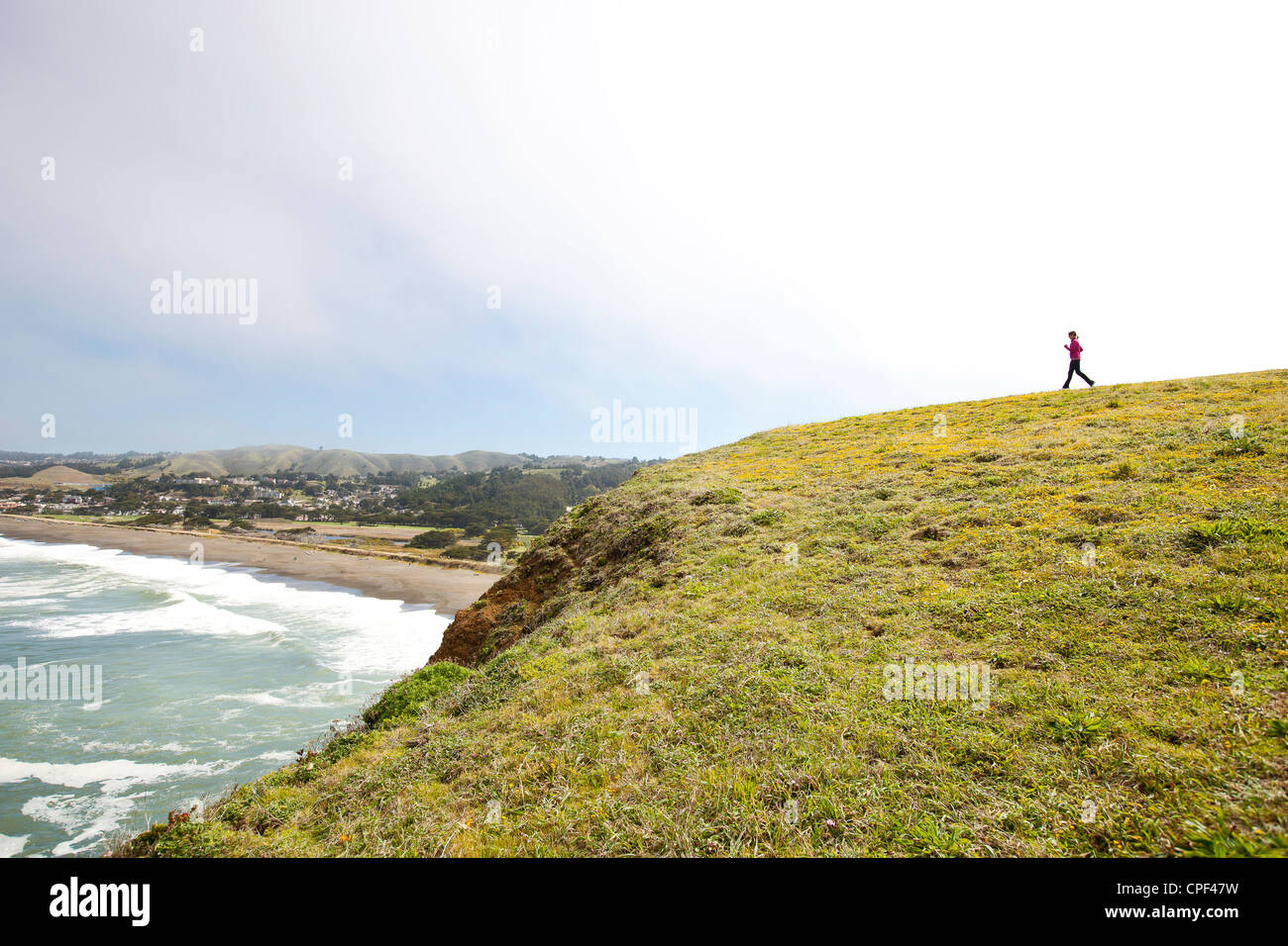 Woman running on hill Banque D'Images