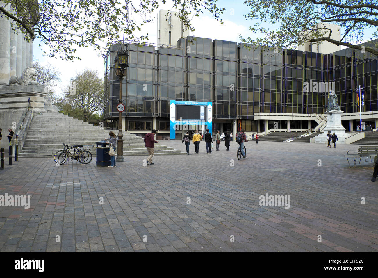 Portsmouth Guildhall Square avec les gens et écran TV géant Banque D'Images