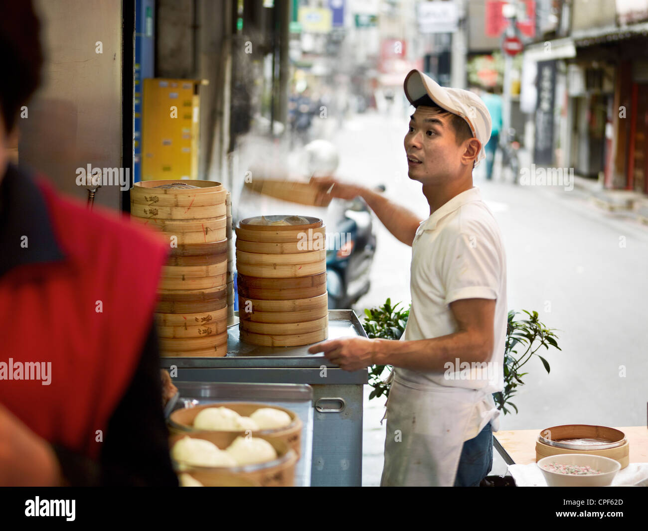Boulettes, une délicatesse chinoise traditionnelle, préparée par un vendeur de rue à Yong Kang Jie, Taipei, Taiwan. 21 janvier, 2012. Banque D'Images