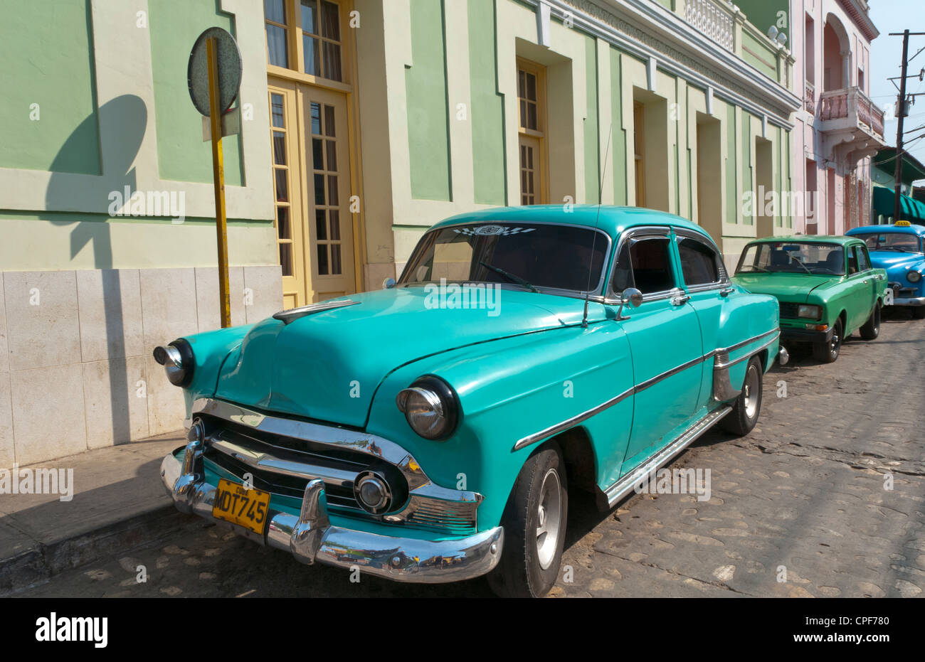 Trinidad Cuba avec bleu classique 1950 Chevrolet auto sur rues pavées dans les bâtiments de la ville coloniale, coloré Banque D'Images