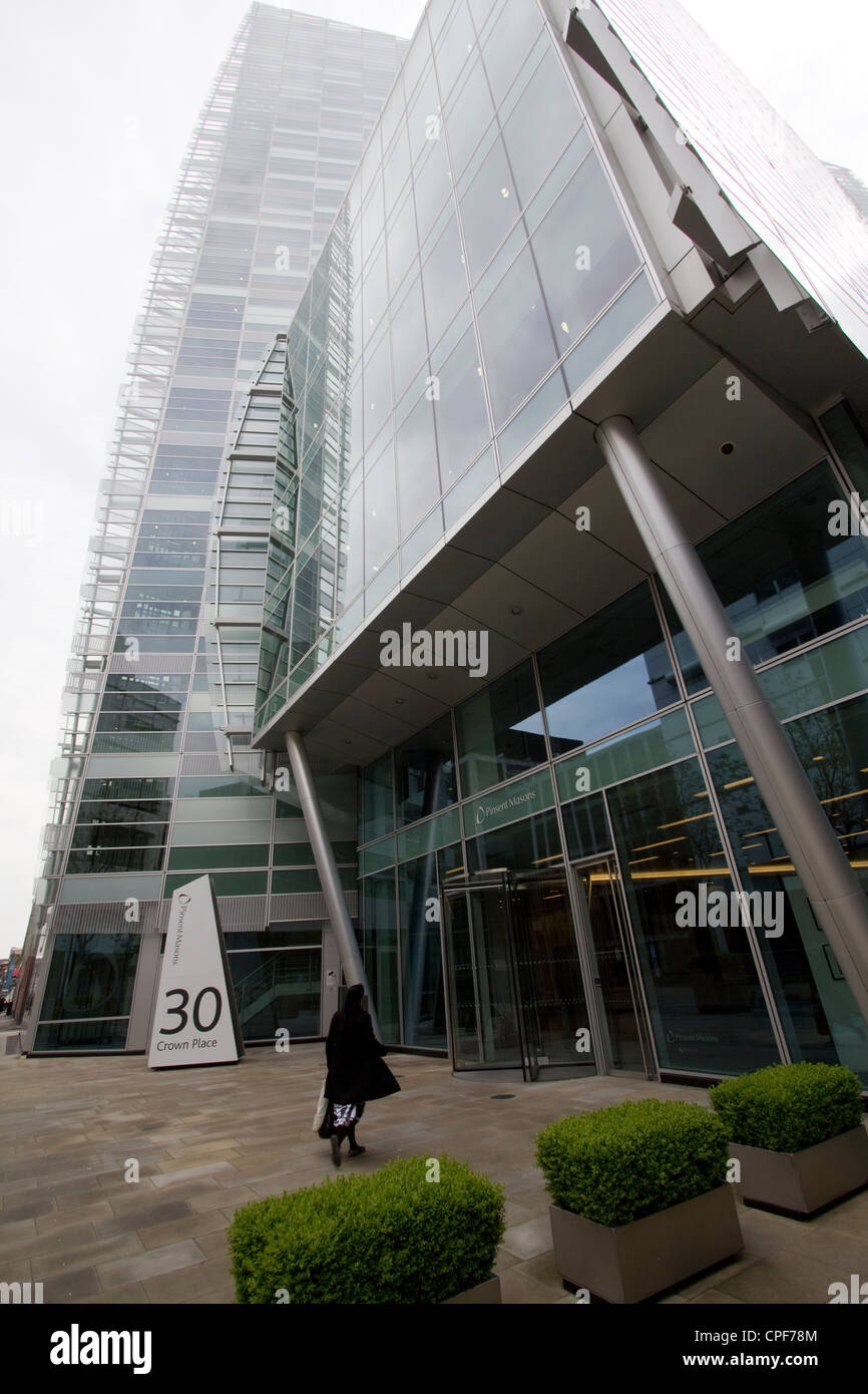 Piéton marchant dans le 30 Crown place, Londres — siège du cabinet d'avocats international Pinsent Masons LLP. Banque D'Images