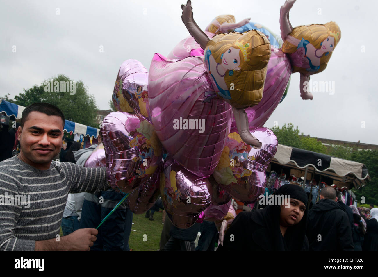 Boishakhi Mela, la célébration du Nouvel An pour le Bangladesh. L'homme du Bangladesh à l'hélium ballons vente Cendrillon Banque D'Images