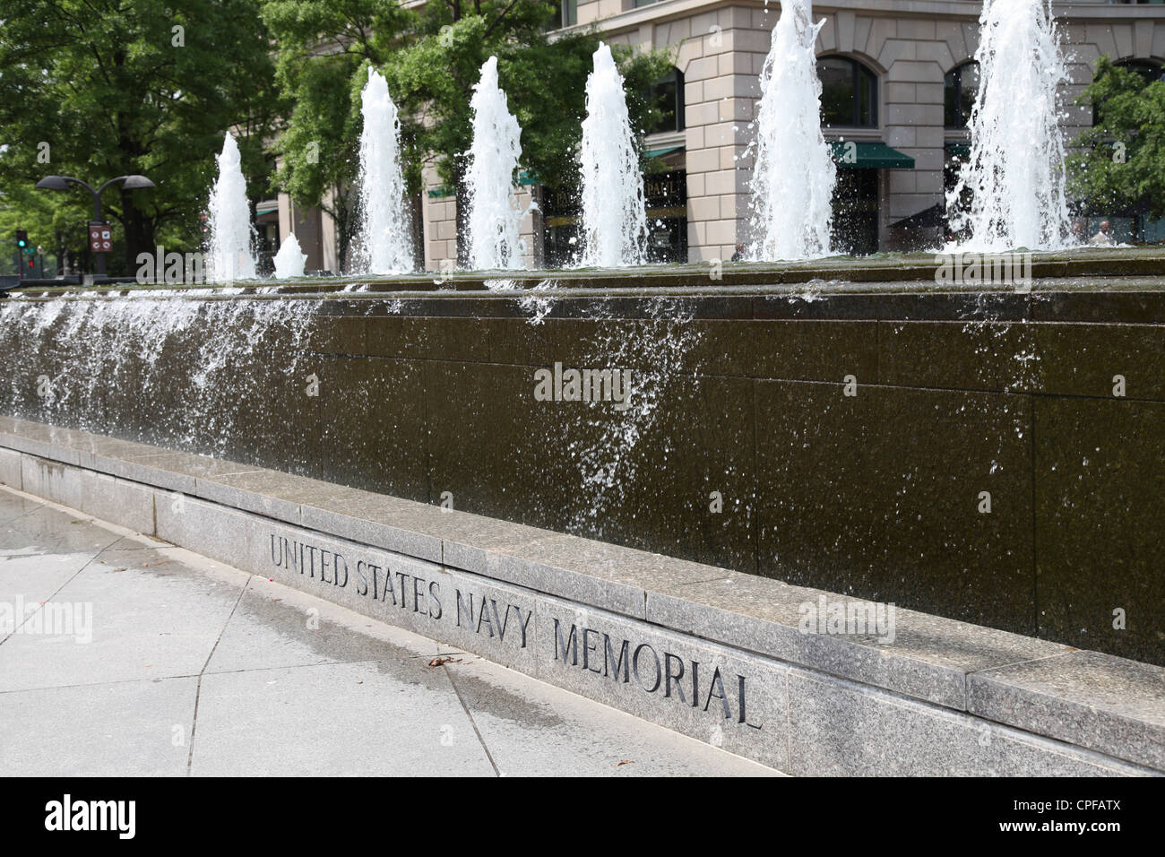 Fontaines en face de United States Navy Memorial à Washington, D.C. Banque D'Images
