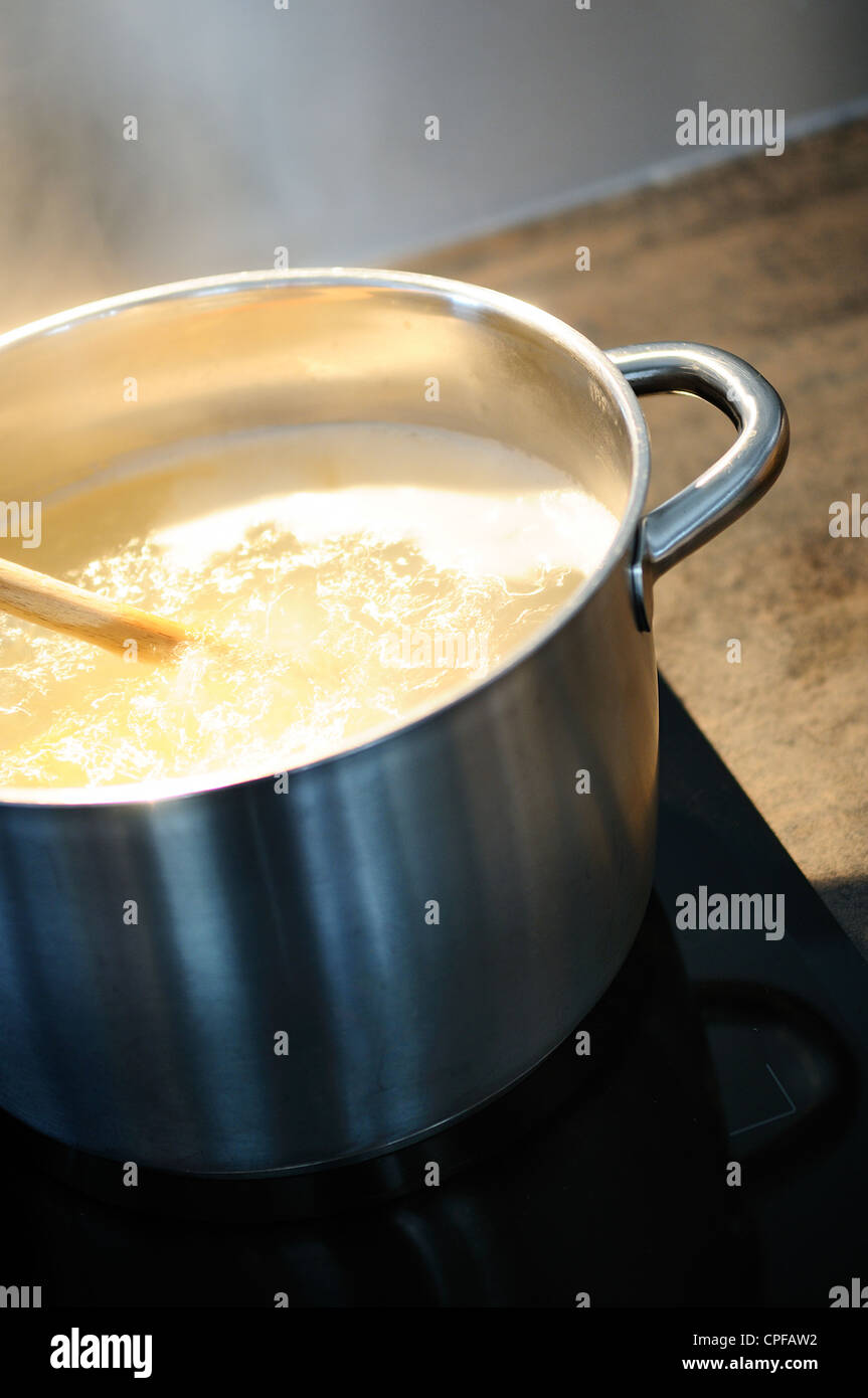 Développement d'une recette dans une casserole sur le feu Banque D'Images