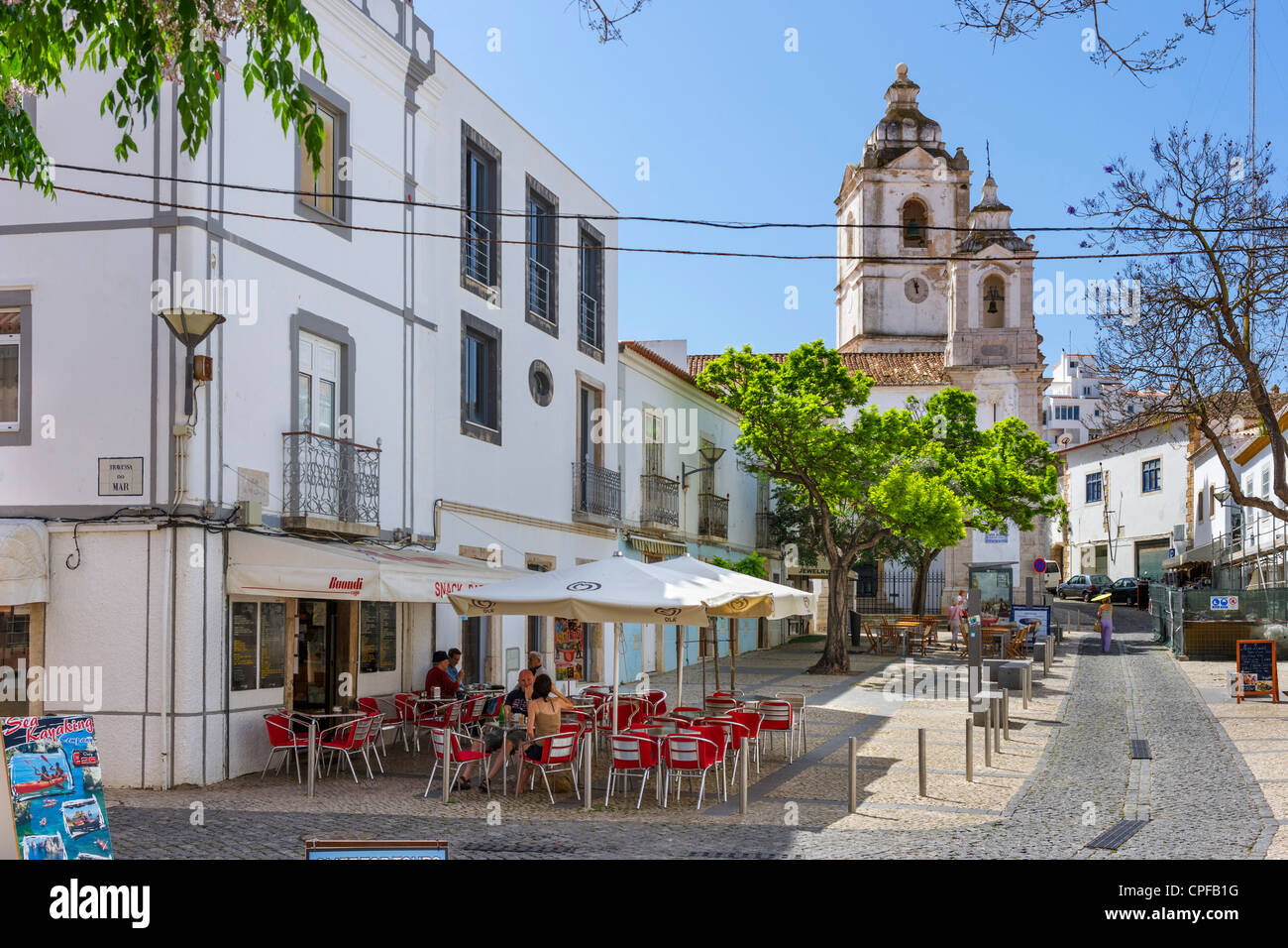 Café de la rue sur la Rua Silva Lopes dans la vieille ville (Cidade Velha) avec l'église de Santo Antonio derrière, Lagos, Algarve, Portugal Banque D'Images